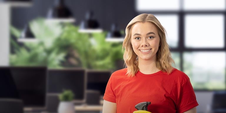 En blond kvinna i röd t-shirt