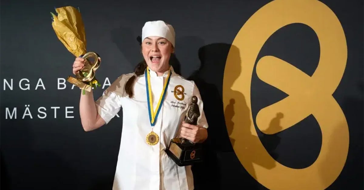 Alva Odelbrink iklädd kockkläder med medalj runt halsen och pokal och blommor i händerna