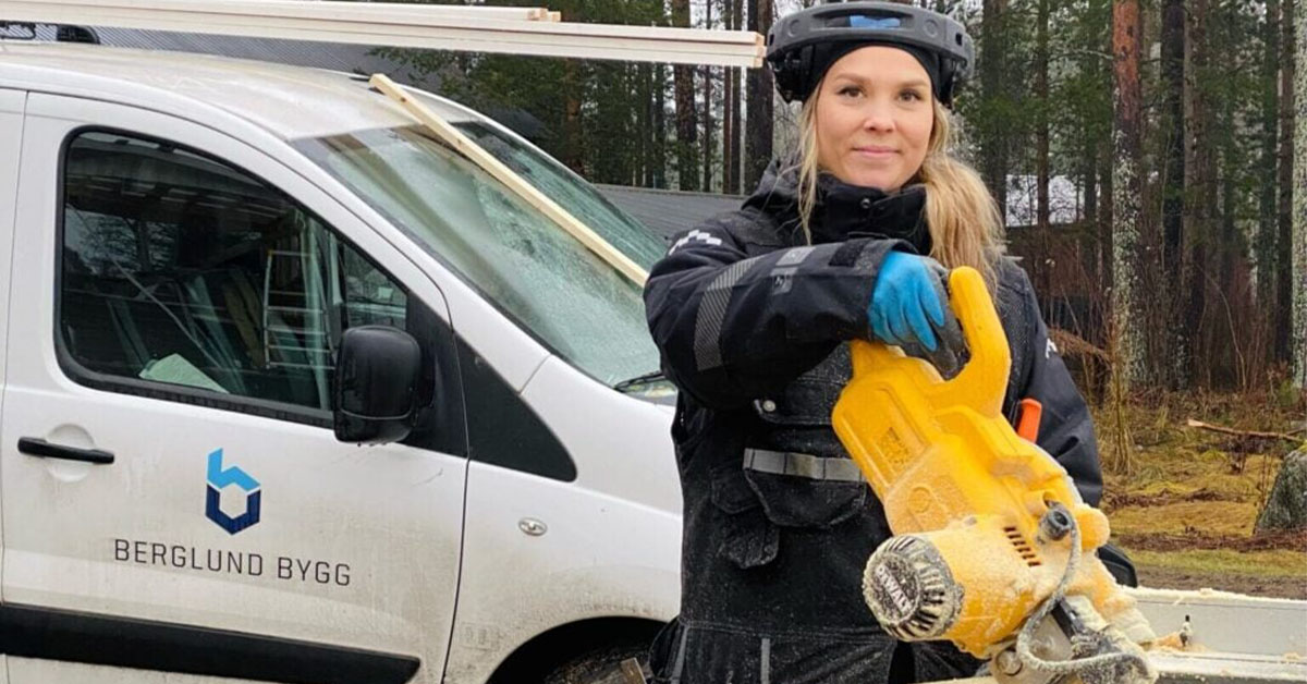 Klara Hedström iklädd skyddskläder och hjälm hanterar en kap- och gersåg
