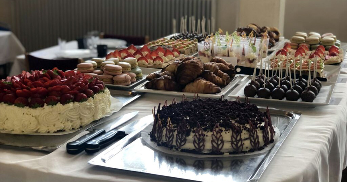 Ett bord dukat med tårtor och bakverk till afternoon tea