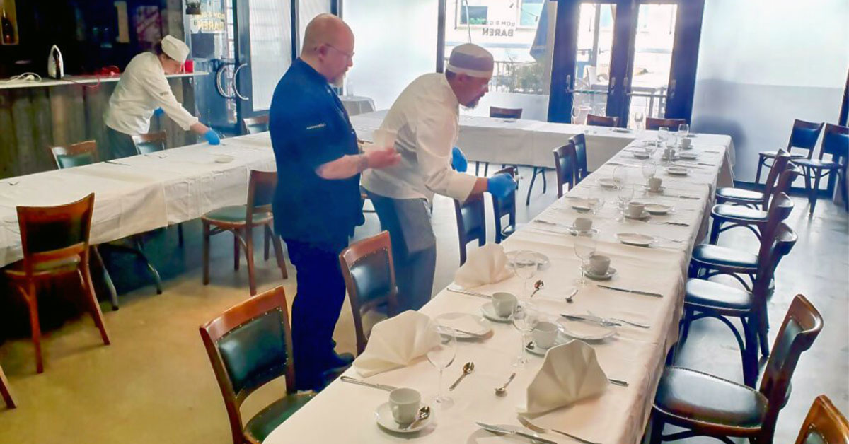 Elever från Astar Eskilstunas utbildningar dukar lunchbordet