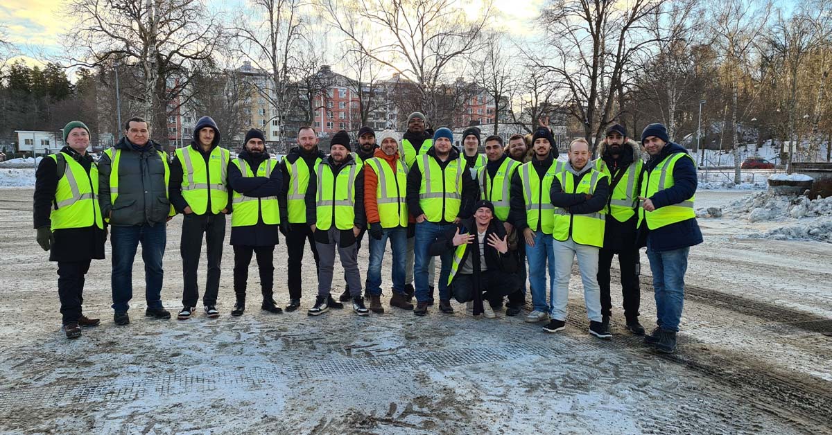 Gruppbild på eleverna från VVS-montörutbildningen inklädda varselvästar