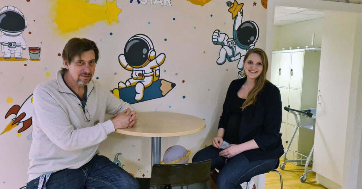 Leif Johnsson och Veronica Danasten Sallnäs sitter vid ett bord